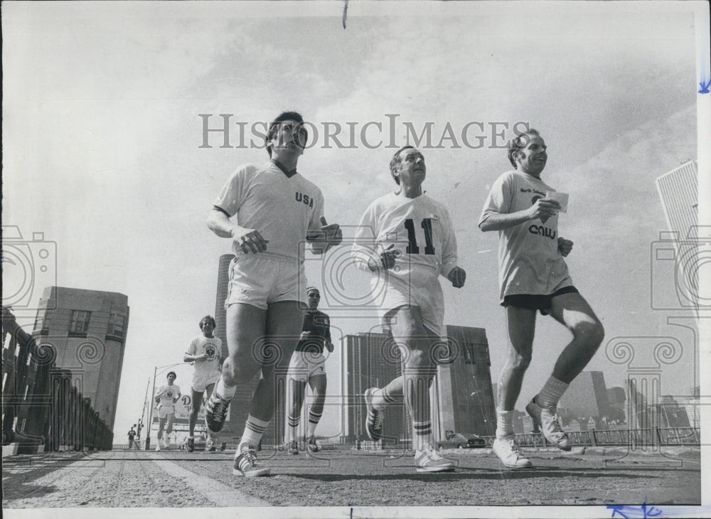 1977 Mayor Michael Bilandic Leads 3rd Annual Run &quot;Hike For Hearts&quot; - Historic Images