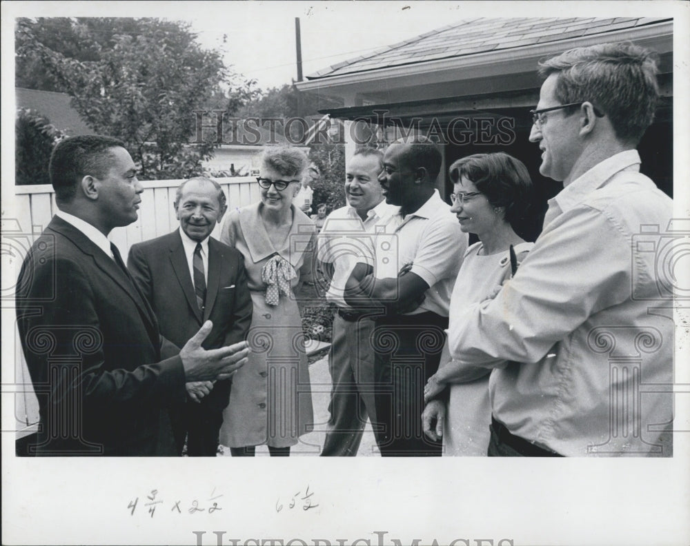 1965 Press Photo Reverend Nicholas Hood Talking With Group - Historic Images