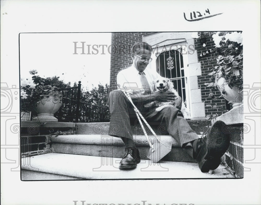 1985 Press Photo Politician Nicholas Hood Holding Dog Outside Home - Historic Images