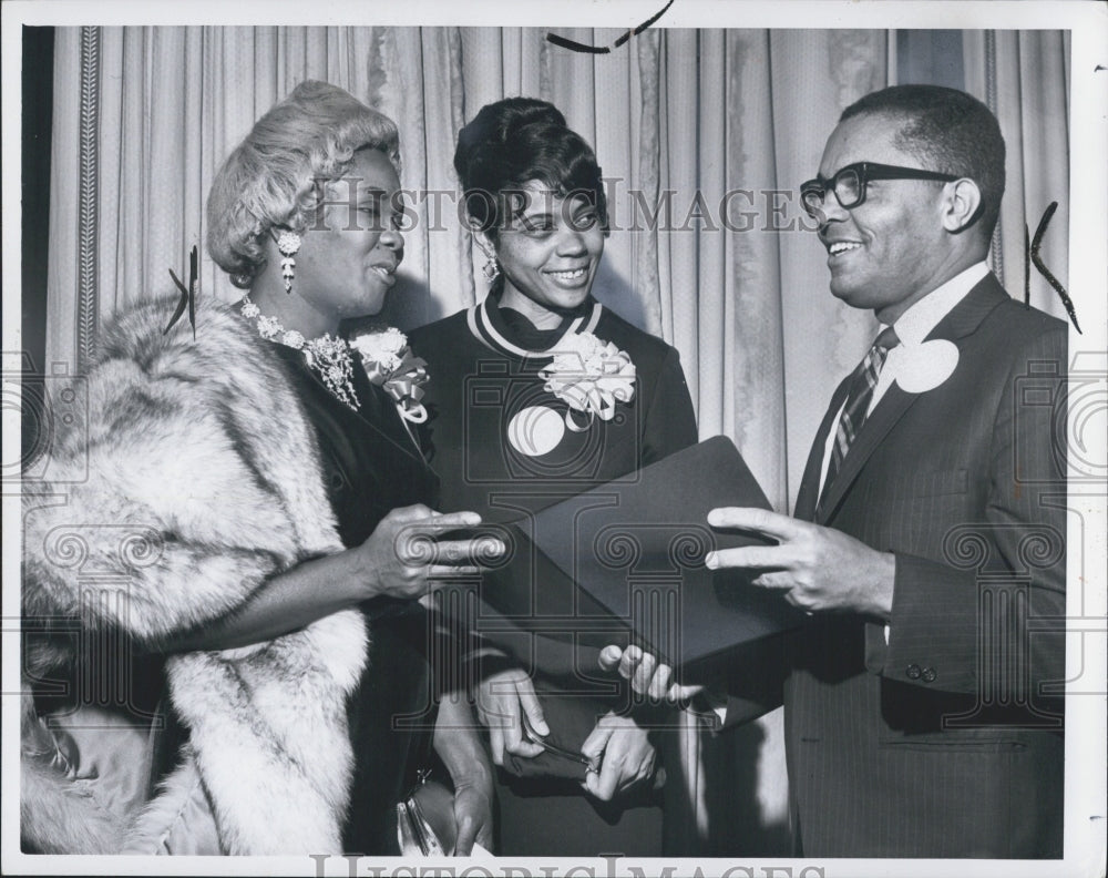 1968 Press Photo Reverend Nicholas Hood With Thelma Childers Ethyl Johnson - Historic Images