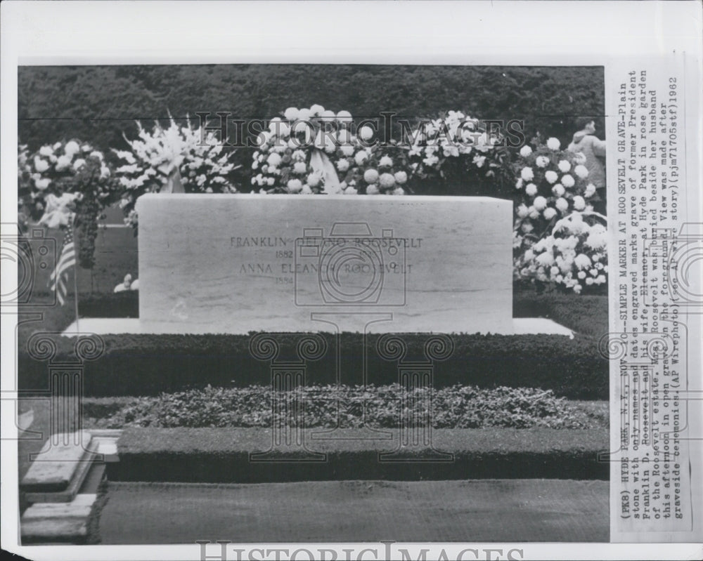 1962 Graves Of President Franklin And Eleanor Roosevelt Hyde Park - Historic Images