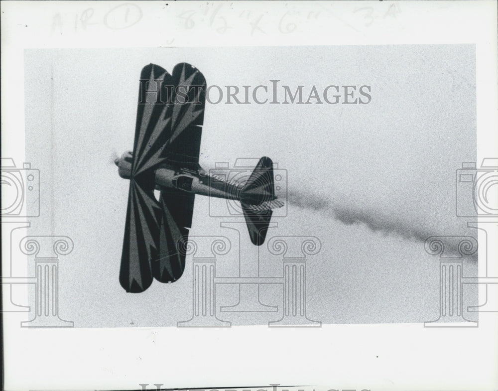 1983 Press Photo Acrobatic Pilot Bill Barber Flying Michigan Air Show - Historic Images
