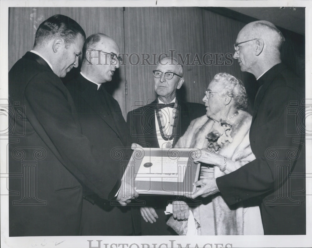 1960 Chicago Radiologist Benjamin Orndoff Receives Stritch Award - Historic Images