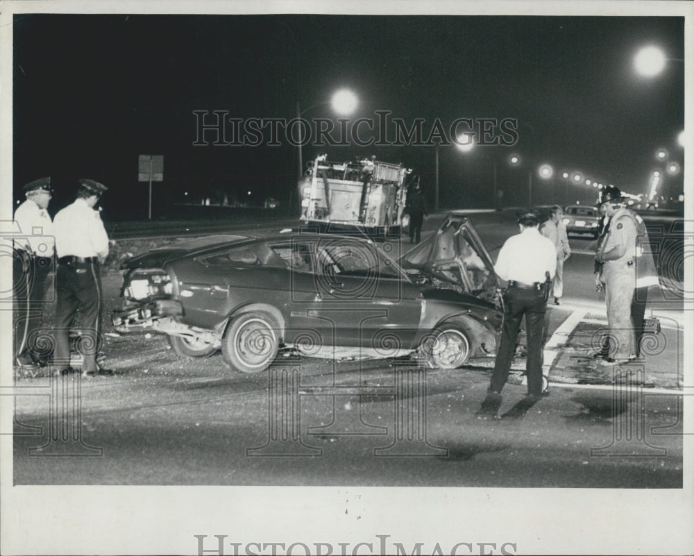 1980 Press Photo Police Investigate Automobile Remains Gandy Boulevard Wreck - Historic Images