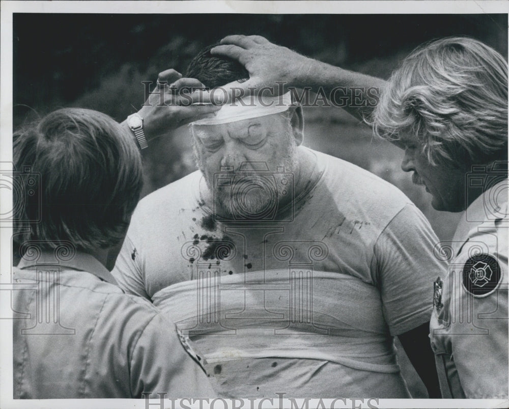 1982 Press Photo Paramedics Bandaging Wreck Victim Walter Andrew Olson - Historic Images