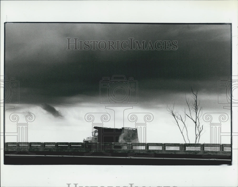 1989 Press Photo Gandy Bridge Clouds Overhead Truck Driving By - Historic Images