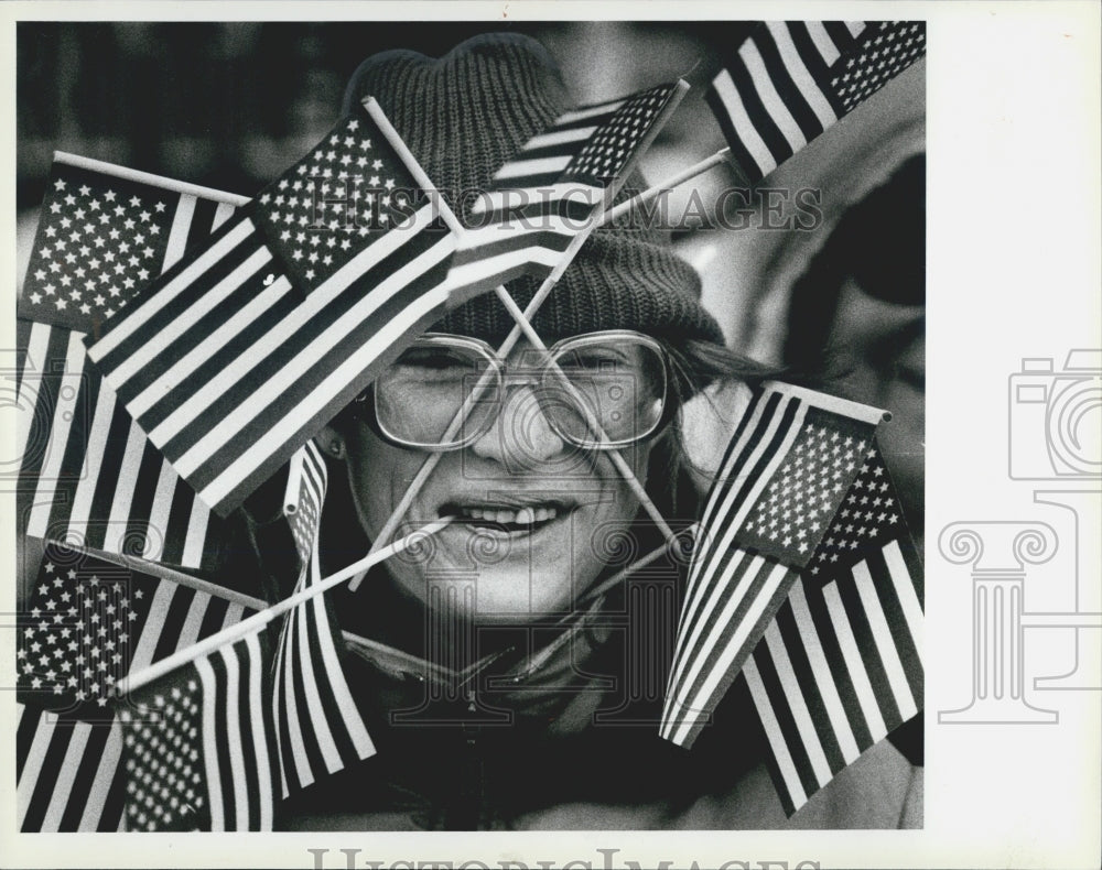 1984 Press Photo Andrea Staples Wearing Many Small American Flags Chicago - Historic Images