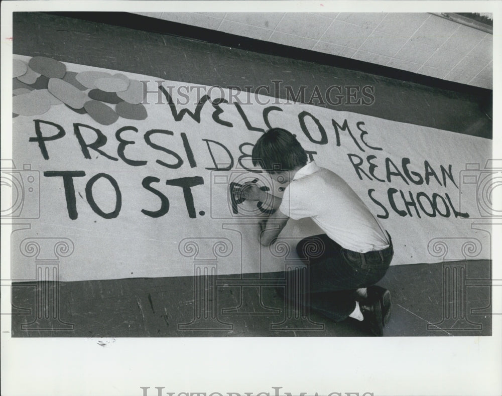 1982 Press Photo Student Making Sign Welcoming President Reagan St Peters School - Historic Images