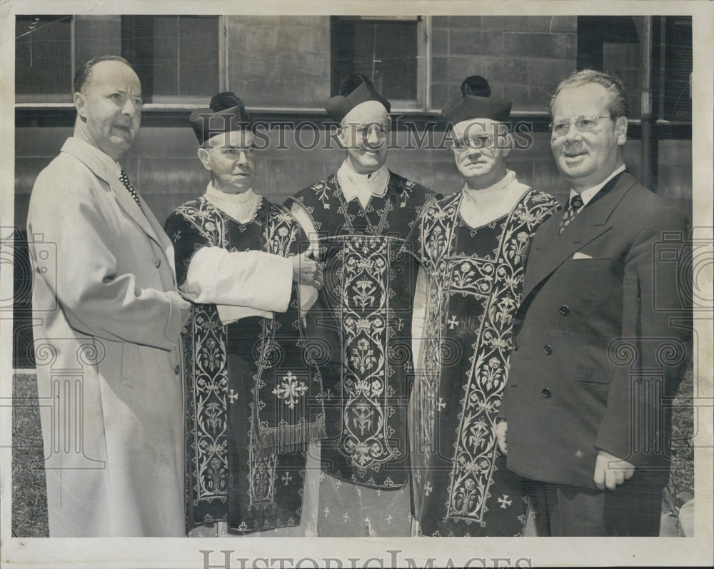 1953 Father O&#39;Malley meets with his brothers - Historic Images