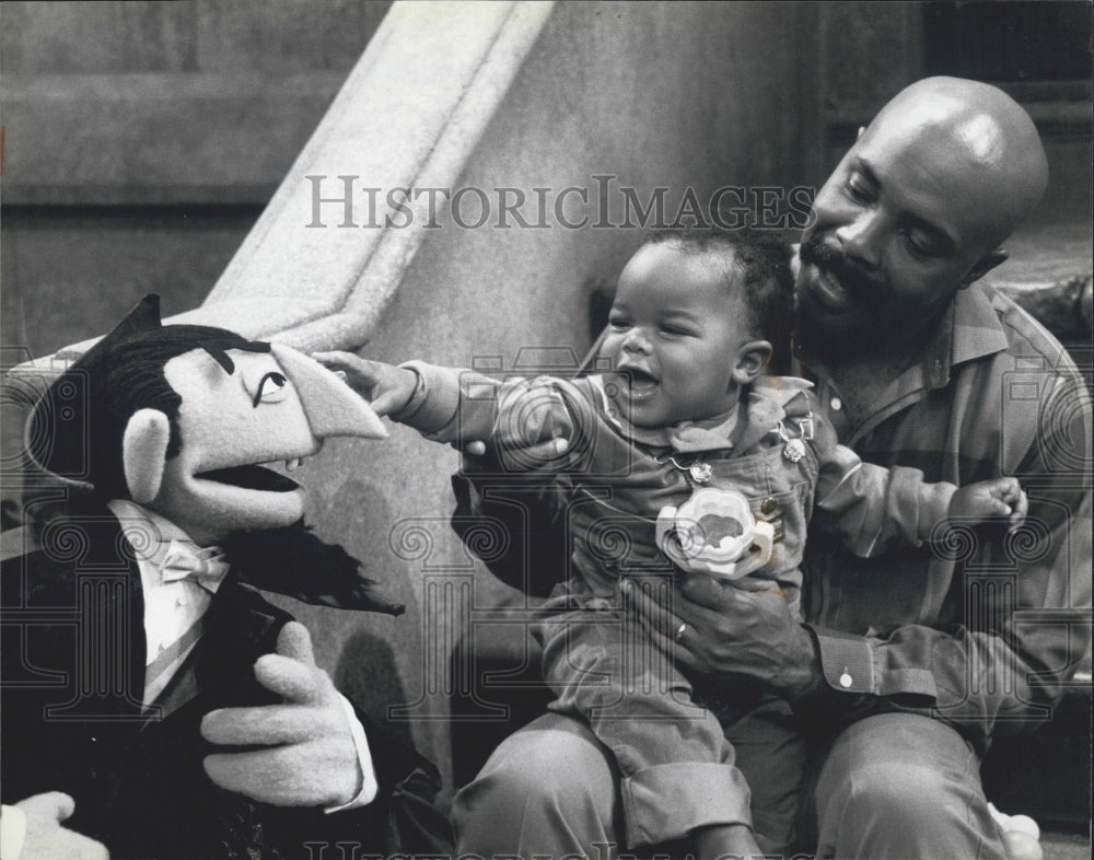 1994 Press Photo Roscoe Orman as Gordon on Sesame Street - Historic Images
