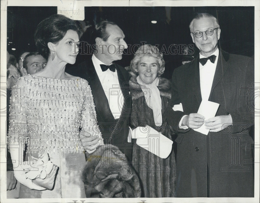 1964 Press Photo Mr. Mrs. Thomas S. Tyler at the opening &quot;My Fair Lady&quot; - Historic Images