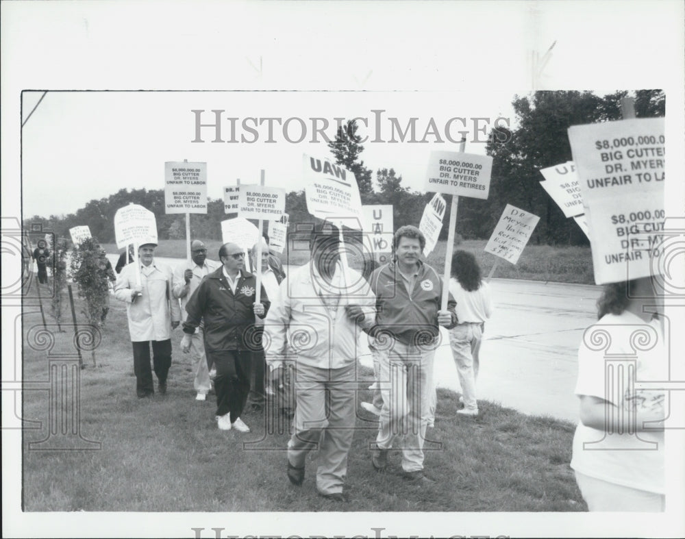 1990 Press Photo Mamcers of UAW local 600 on friday. - Historic Images