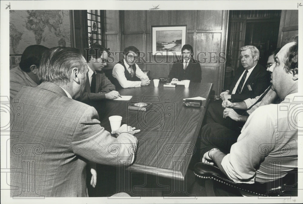 1982 Press Photo UAW and Ford motor official in Wm. - Historic Images