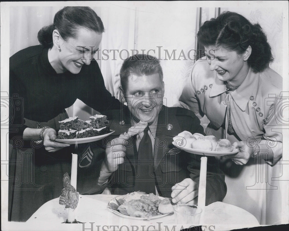 1952 Press Photo Soldier Pavlow Enjoying Thanksgiving Dinner - Historic Images