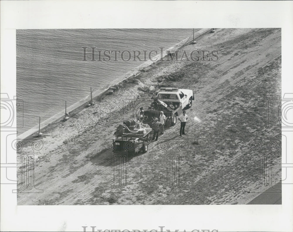 1983 Press Photo Hot Tub Falls From Truck - Historic Images