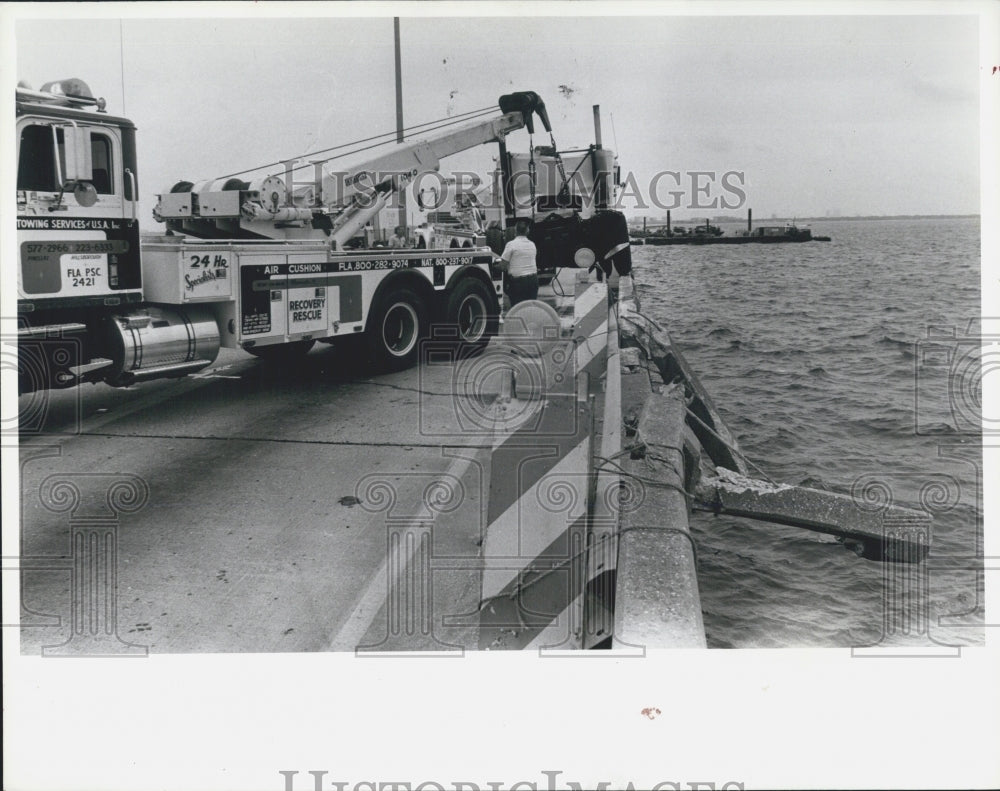 1985 Press Photo A truck cab cover a guardrail on the Howard Franklin bridge - Historic Images