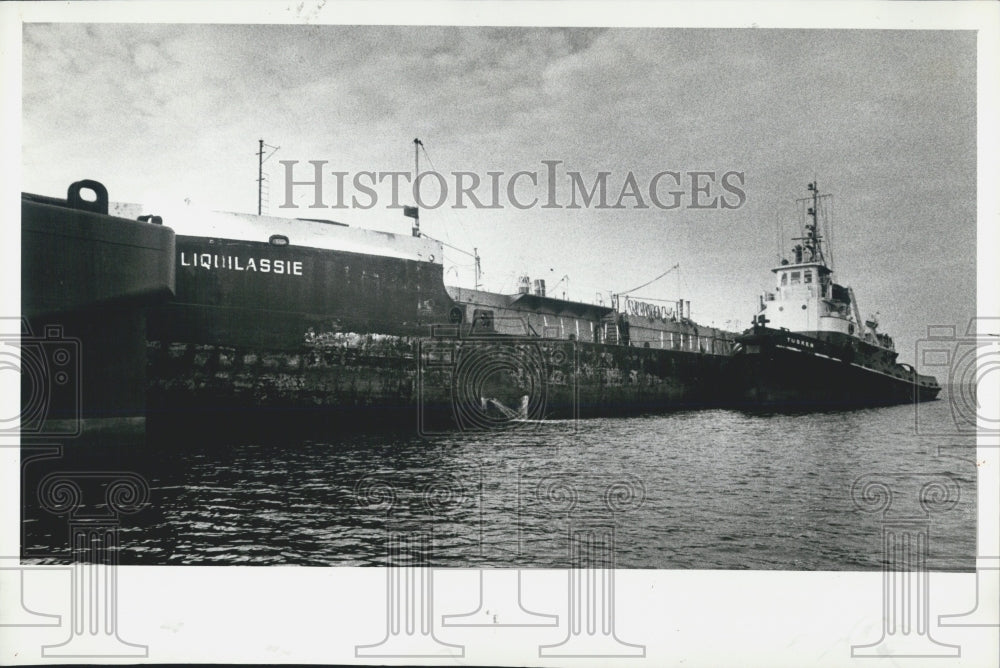 1981 Press Photo Barge Liquilassie at Tampa pier after Grandy Bridge accident - Historic Images