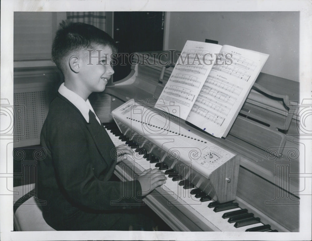 1953 Richard Gaus Plays Piano With New Teaching Device - Historic Images