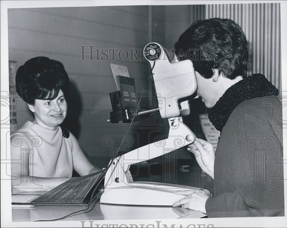 1967 Press Photo Angie Abbate Tests Brieitte Zimmermann&#39;s Eyes On License Test - Historic Images