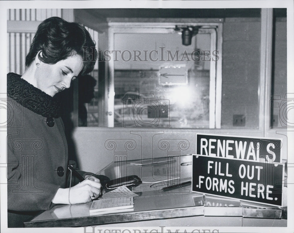 1967 Press Photo Brieitte Zimmerman Applies For Renewal Of Driver&#39;s License - Historic Images