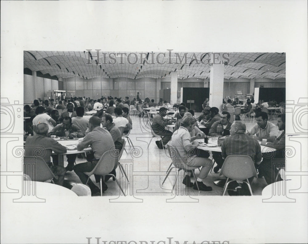 1970 Press Photo Blacks sit with blacks &amp; whites with whites in a Fremont plant - Historic Images