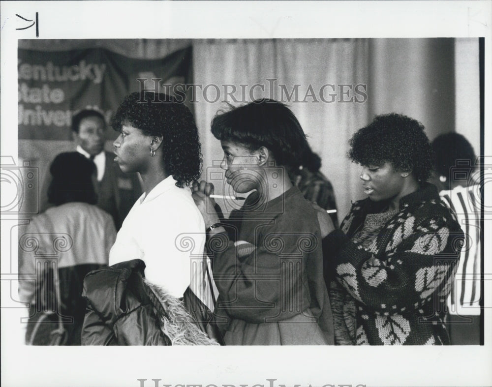 1987 Press Photo College Fair Students Beverly Crowell Givenette Rose Linda - Historic Images