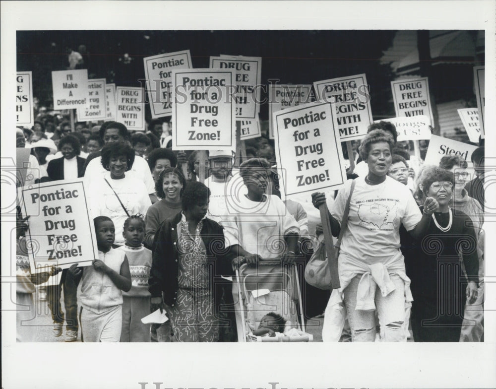 1989 Press Photo Drug-Free Pontiac Activists Gathered In Steed Park Michigan - Historic Images