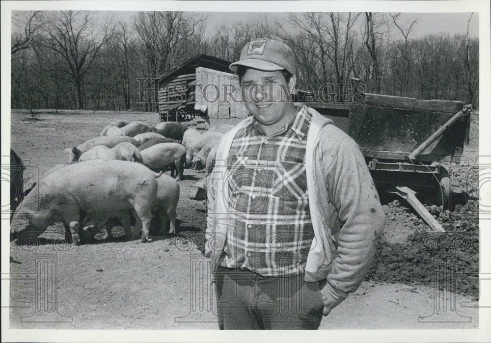 1982 Press Photo Grain Hog Farmer Shelbyville Jim Shaffer - Historic Images