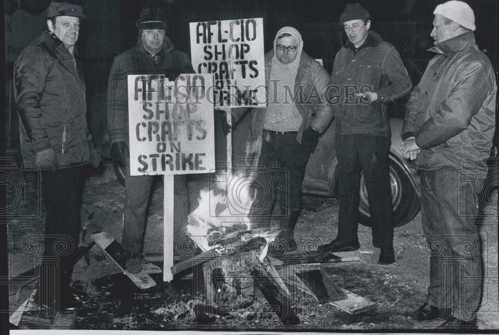 1975 Press Photo Craft Union Members Surrounding Fire Railroad Yards With Signs - Historic Images