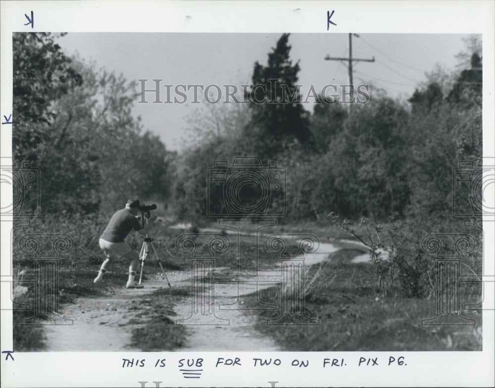 1985 Press Photo Photographer Fred Pope Capturing Birds Windsor - Historic Images