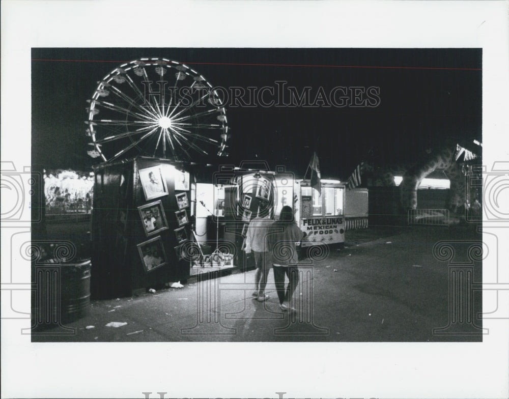 1991 Press Photo Photographer Gertrude Portable Studio At Fair Decorated - Historic Images