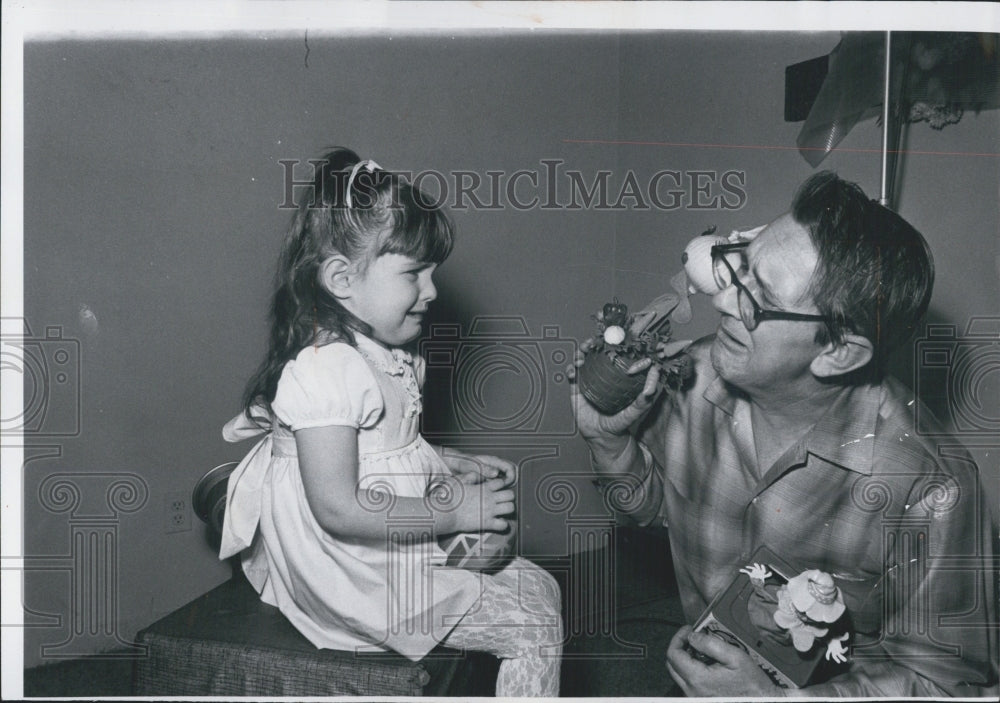 1971 Don Webber at Collingwood Studio, photographing Dawn Kort. - Historic Images