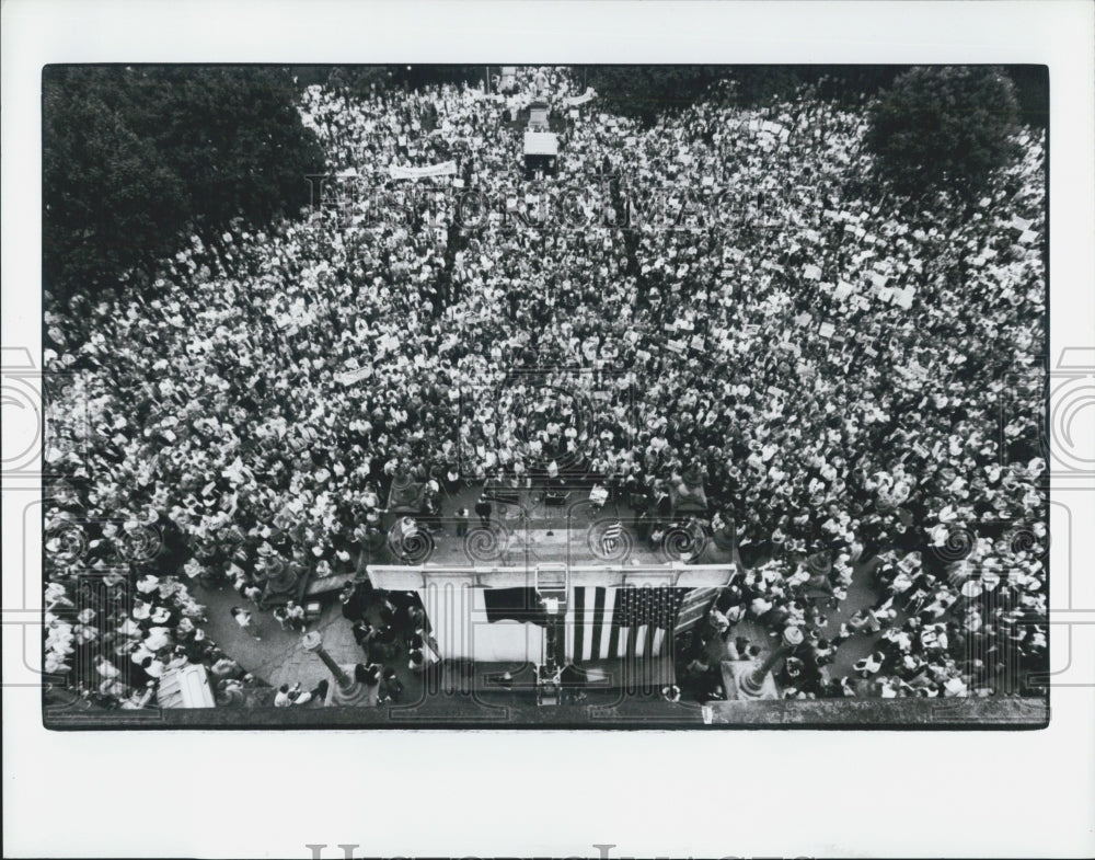 1987 Press Photo Rally of Christian group protesting school teacher requirements - Historic Images