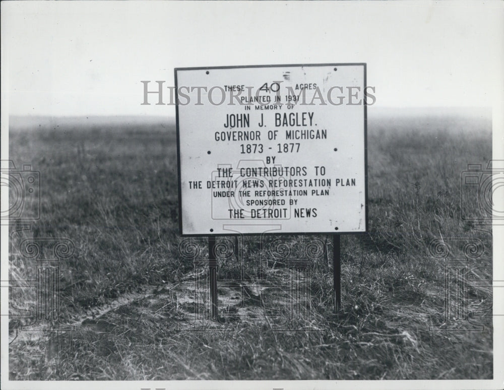 1935 Press Photo Reforestation Michigan Sign Memory John Bagley Detroit News - Historic Images