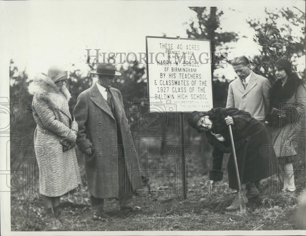 1927 Teachers and classmates plant acres in memory of Harry Bradley - Historic Images
