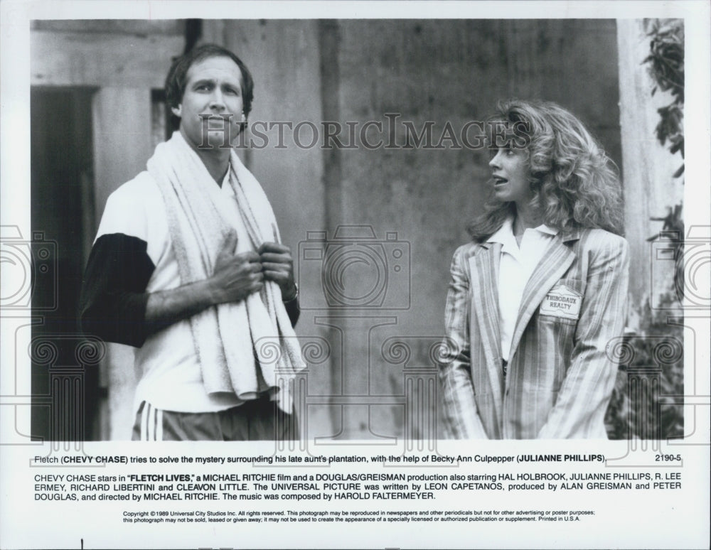 1989 Press Photo Actors Chevy Chase And Julianne Phillips Star In &quot;Fletch Lives&quot; - Historic Images