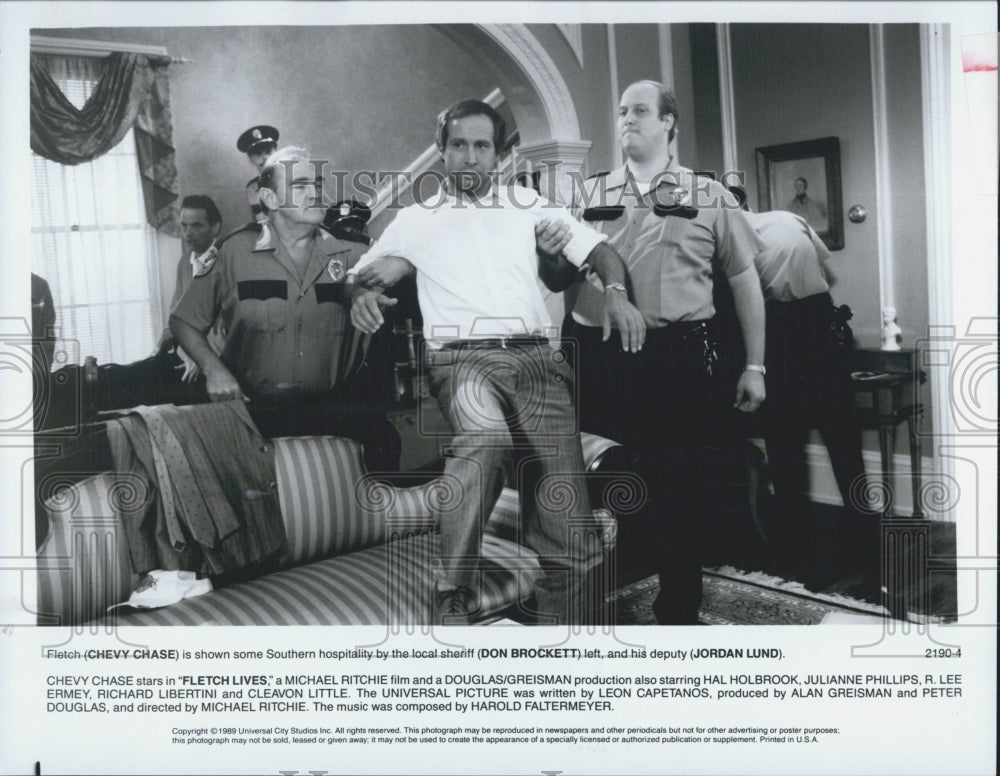 1989 Press Photo Actors Chevy Chase, Don Brockett, Jordan Lund In&quot;Fletch Lives&quot; - Historic Images