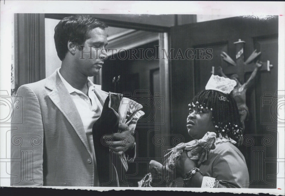 1981 Press Photo Actors And Comedians Chevy Chase And Nell Carter - Historic Images