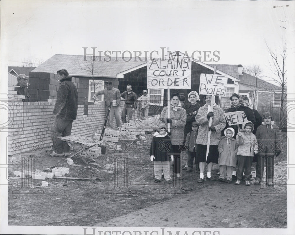 1961 Franklin Park housewives protesting building of apartments-Historic Images