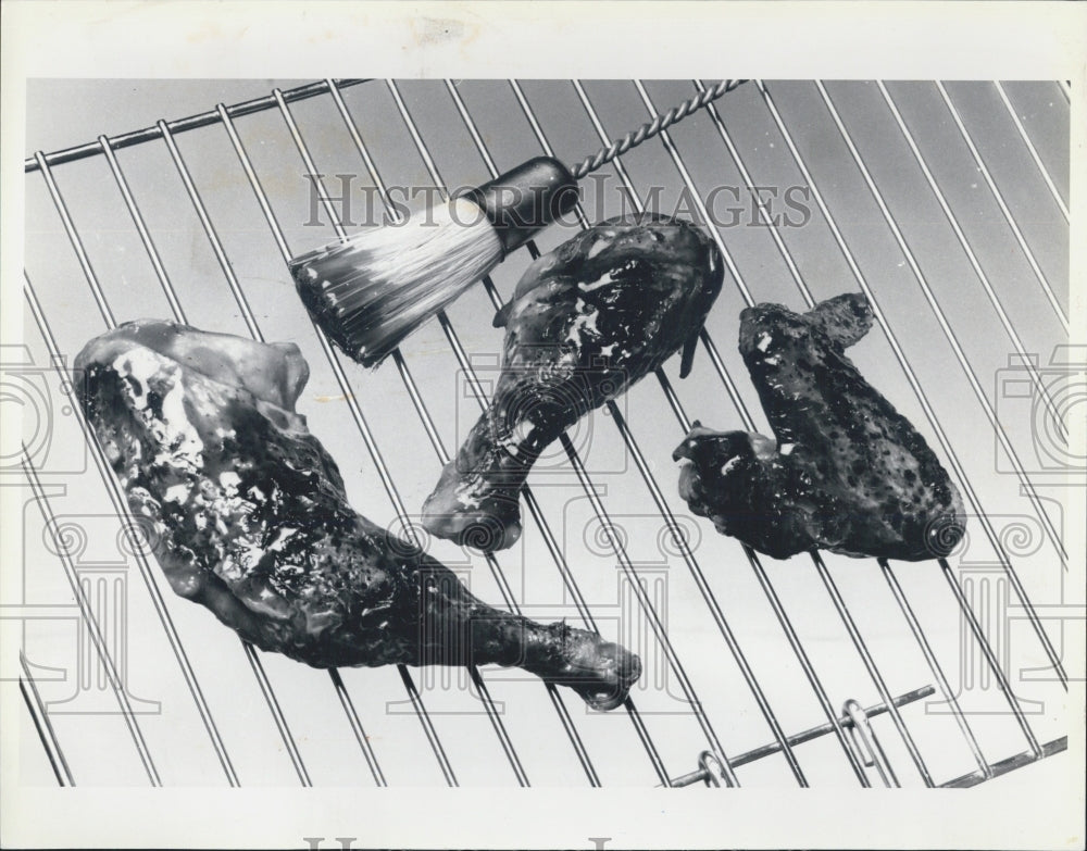 1988 Press Photo Tangy sauce enhances flavor of barbecued chicken - Historic Images