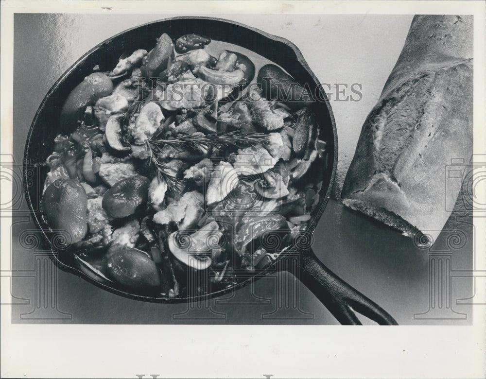 1989 Press Photo Simmer chicken with vegetables and italian bread - Historic Images