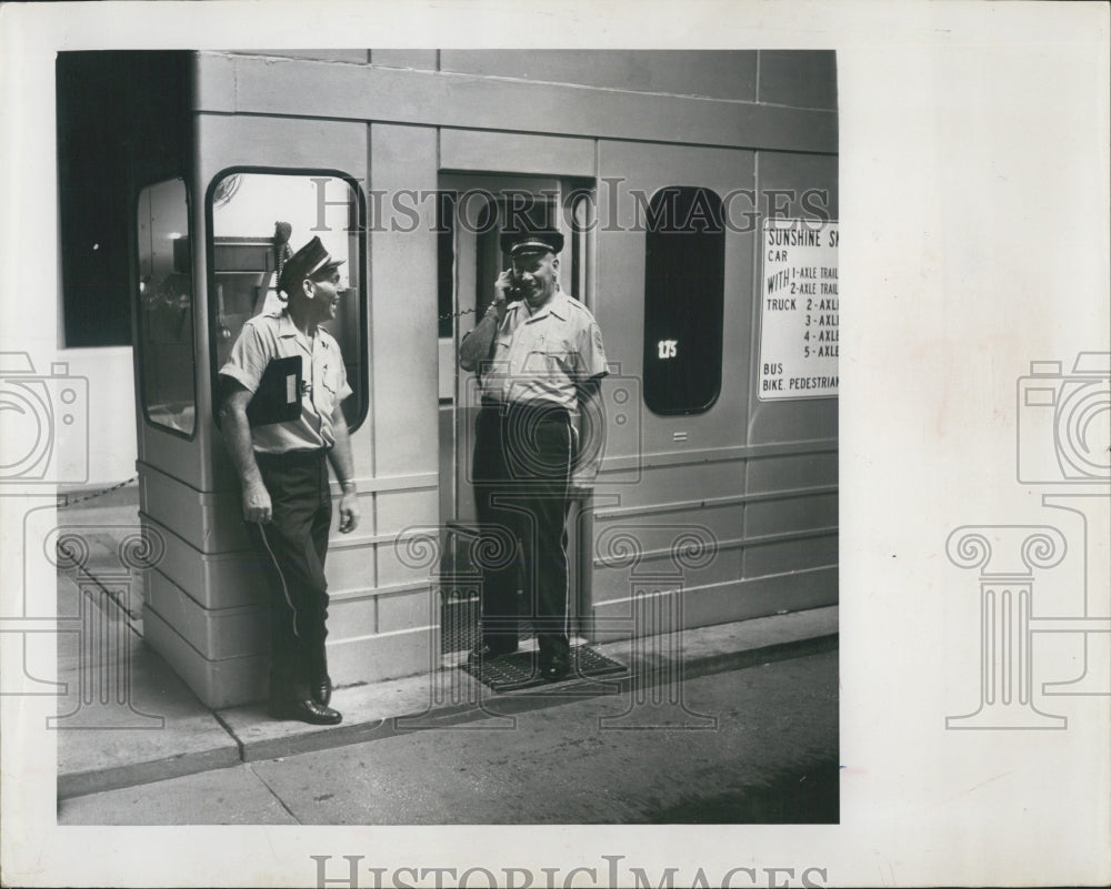 1956 Security guards at truck rental - Historic Images