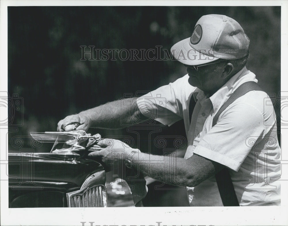 1988 Press Photo Richard Danicourt 1940 Packard Model 120 Gulfport - Historic Images