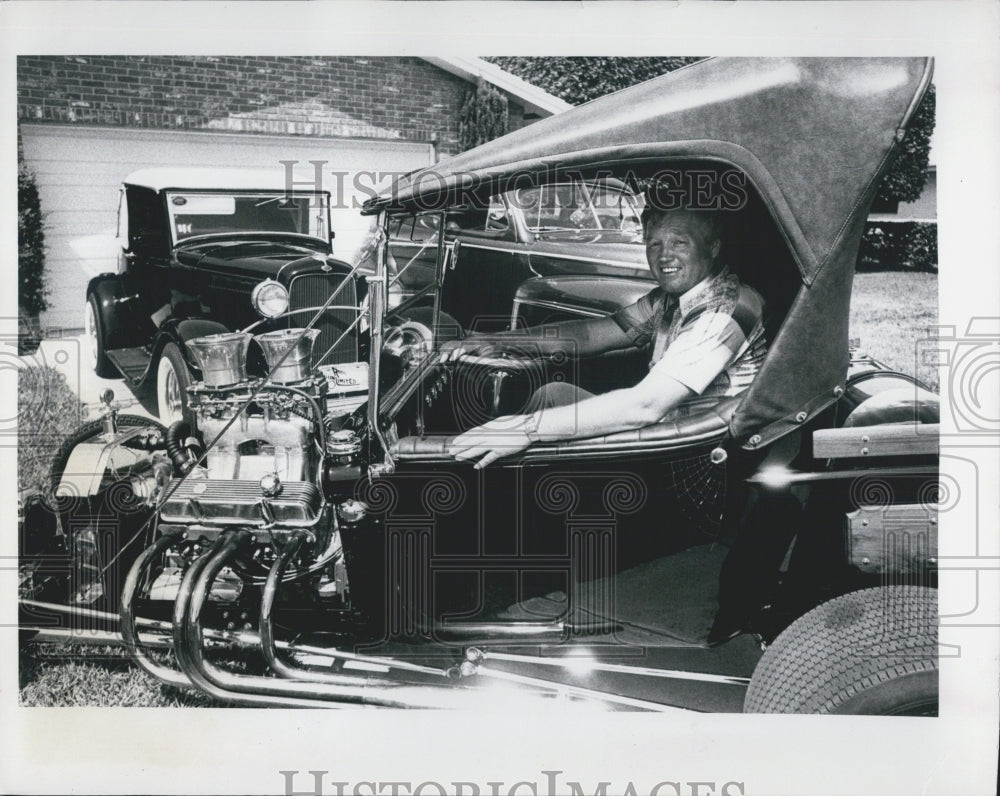 1981 Press Photo Rex Huskey behind wheel of 1923 Ford Model T - Historic Images