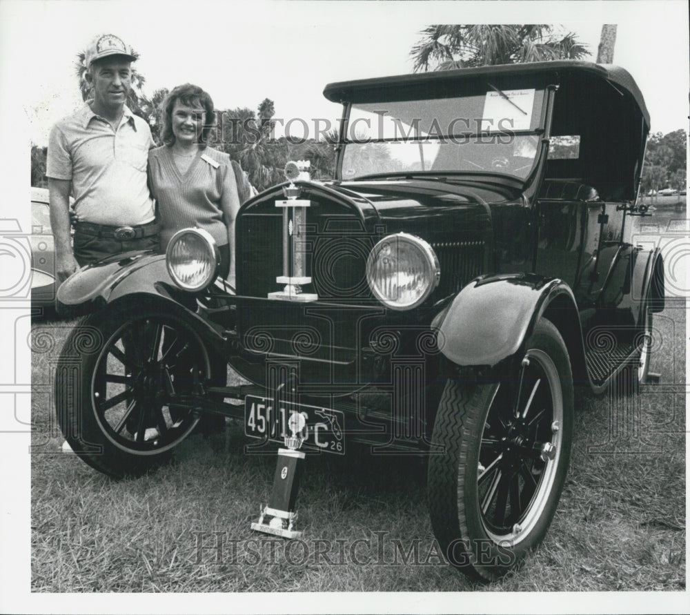 1981 Press Photo Mayor&#39;s Choice Award Winner 1926 Model T Ford Jim Pat McCrae - Historic Images