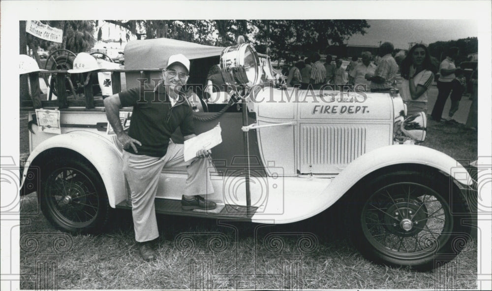 1981 Press Photo Fire Chief&#39;s Chemical Car Antique Auto Show Owner Beside - Historic Images