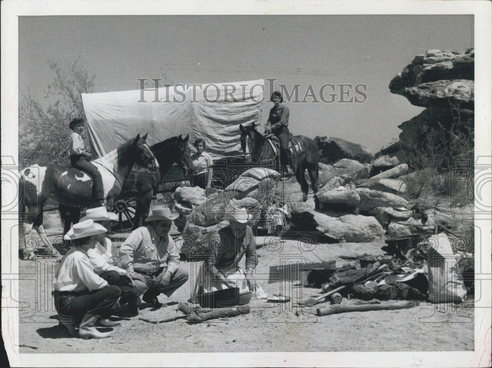 1964 Press Photo Arizona Ranch Workers Campfire Covered Wagon - Historic Images