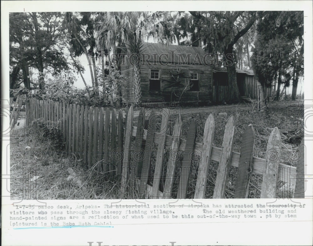 1986 Press Photo weathered building and fence aripeka Babe Ruth cabin - Historic Images