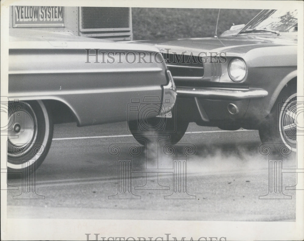 1971 Press Photo Cars Driving Muffler Giving Carbon Monoxide Fumes - Historic Images