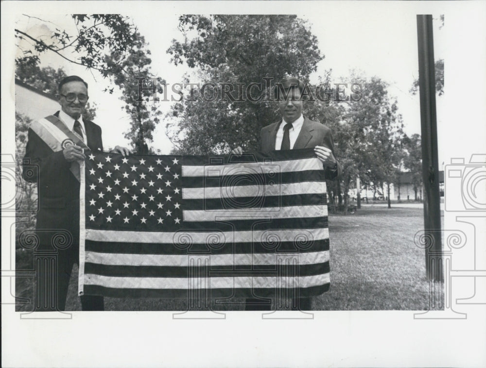 1982 Press Photo Ancient Order Hibernians Treasurer Bernard Ramsey Receives Flag - Historic Images